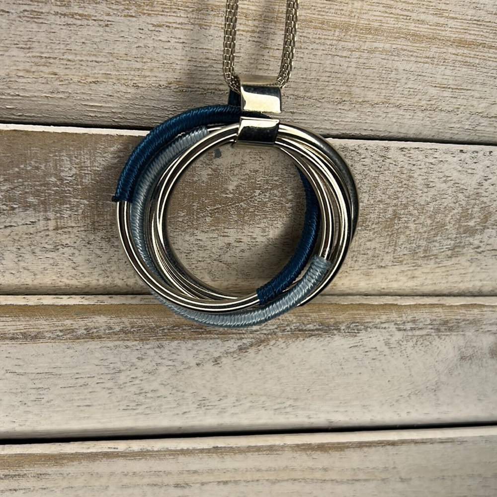 Dress Barn Silver Tone 4 Ring Pendant Necklace - Picture 2 of 4